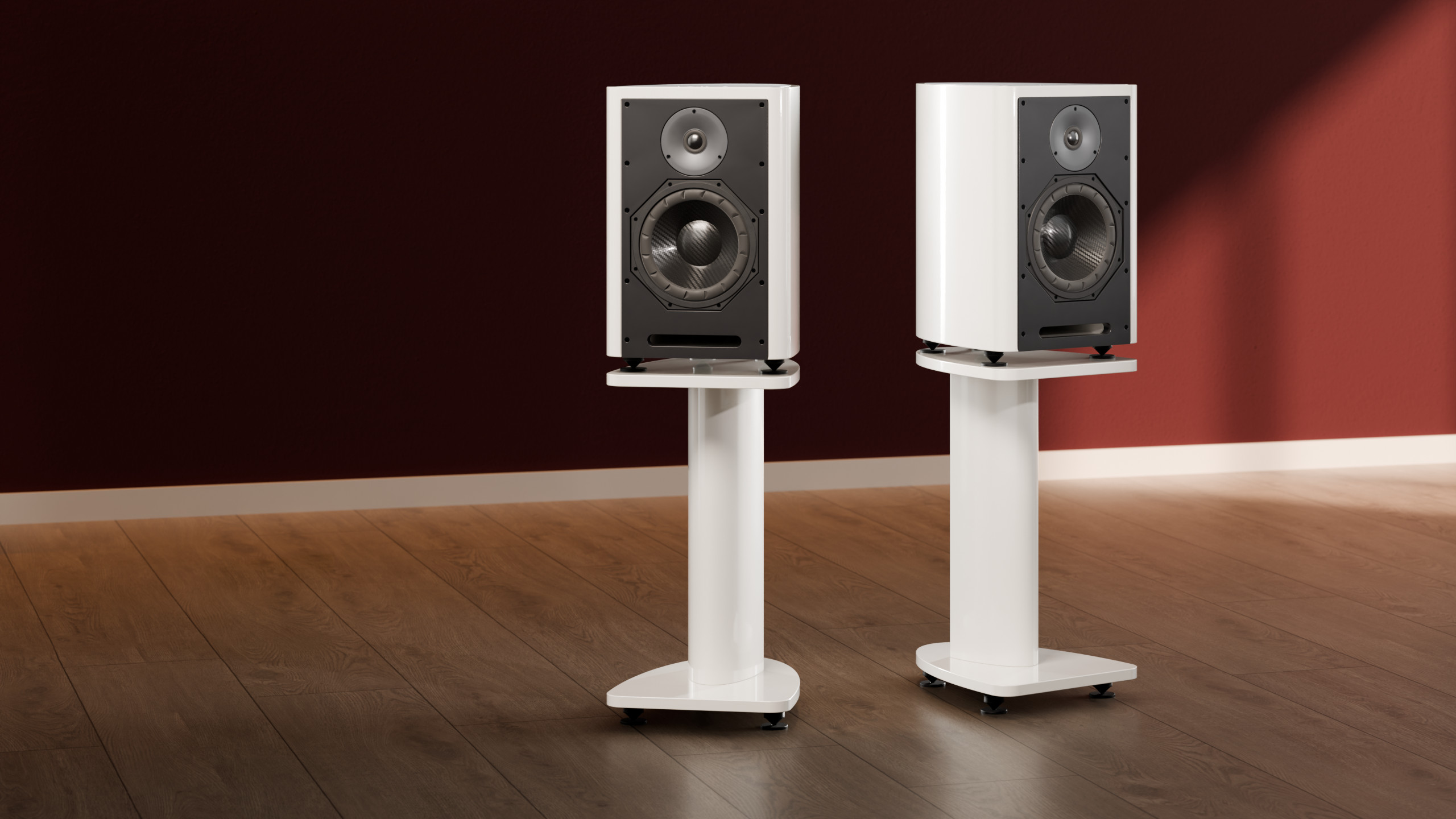 Pareja de Opus I lacadas en blanco sobre pies blancos, ligeramente abiertas hacia fuera, en un salón con pared granate y suelo de roble.